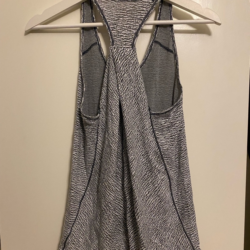 CLEARANCE PRICE DROP: EUC Lululemon cross back / racer back workout top size 10